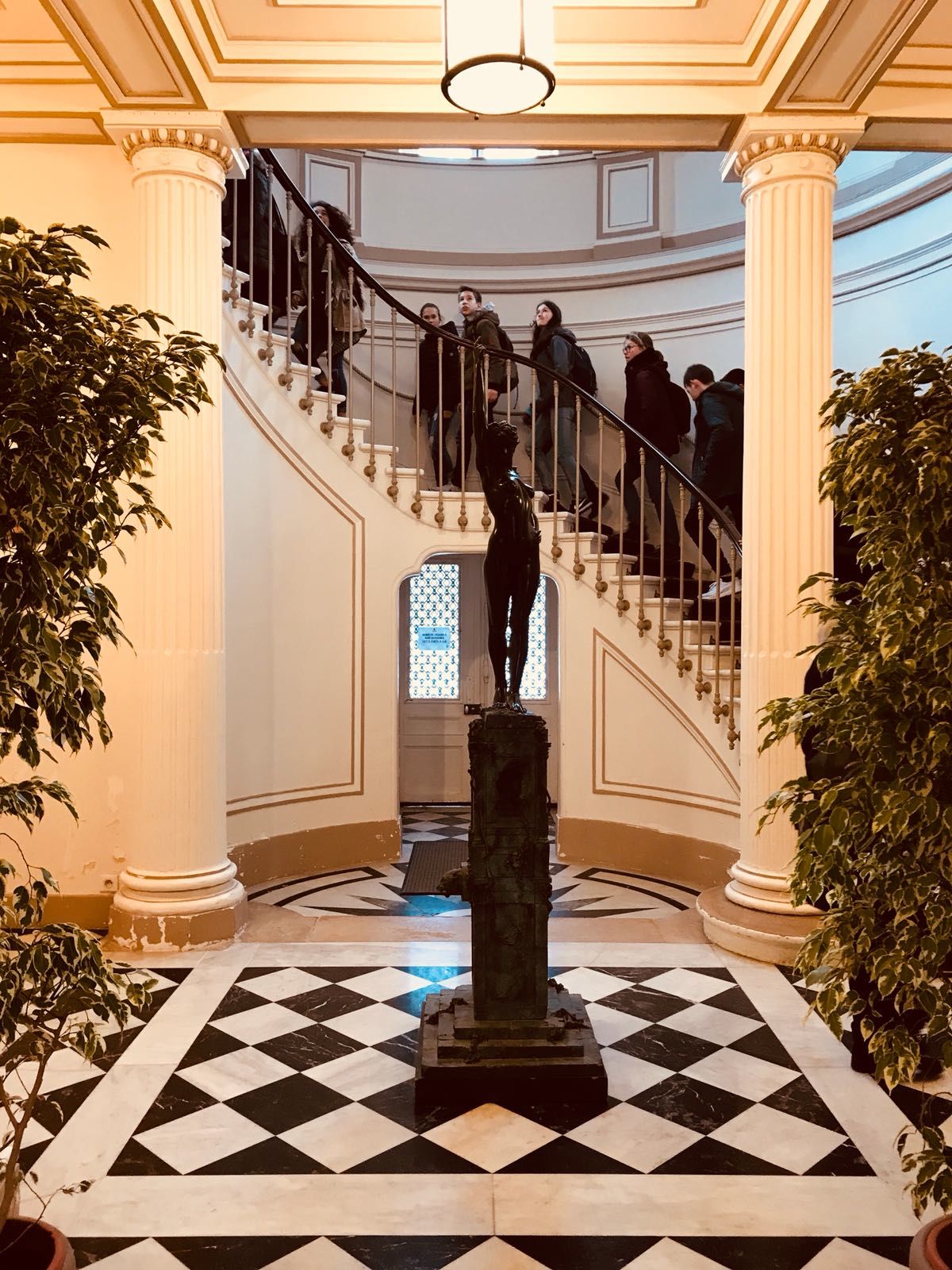 Les élèves montant l'escalier d'honneur de l'Hôtel de Ville de Melun