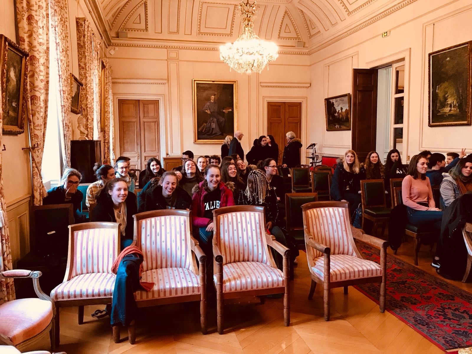 Les élèves dans la salle des mariages de l'Hôtel de Ville de Melun