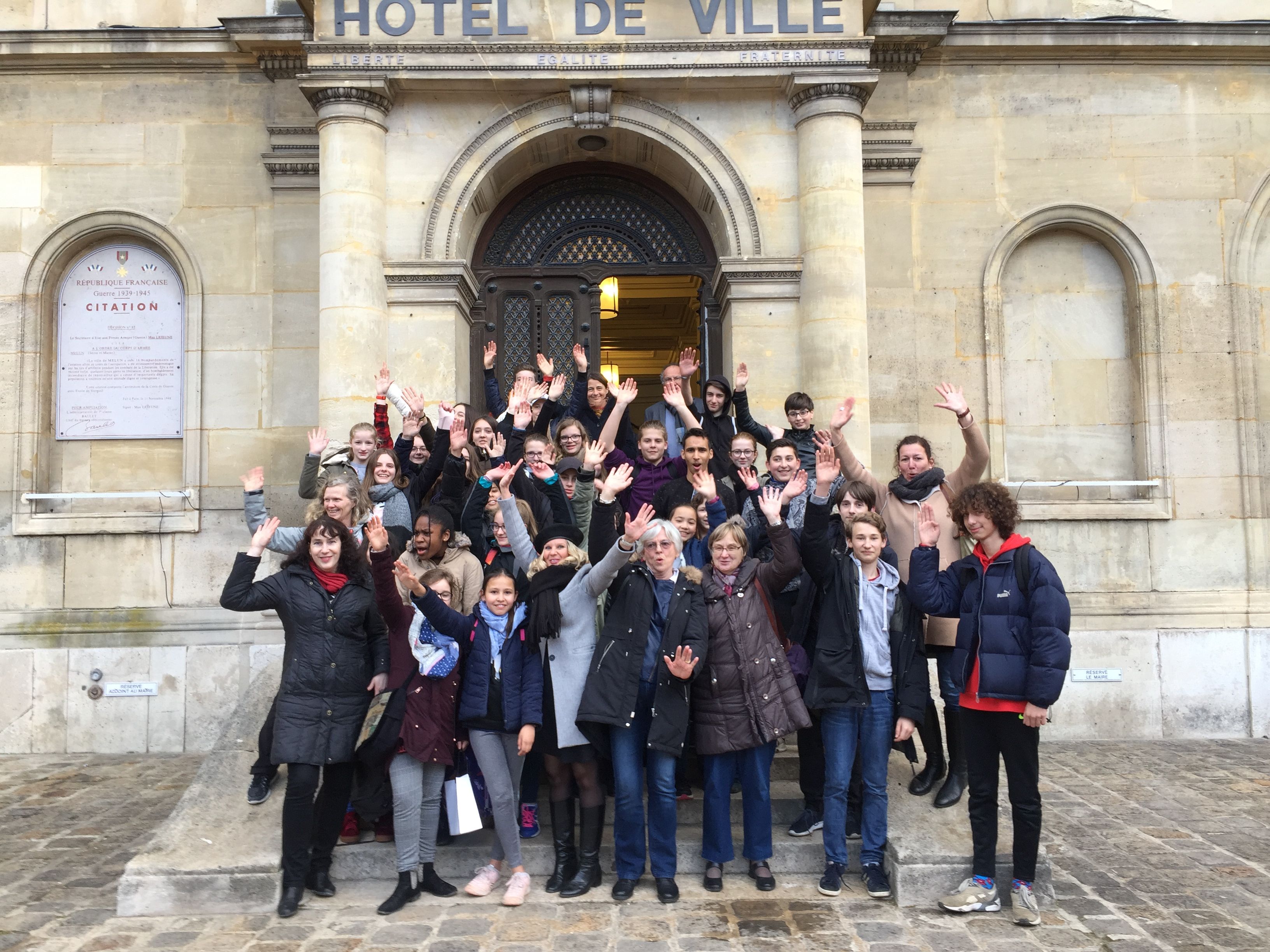 Pose des élèves, professeures et conseillère sur le perron de l'Hôtel de Ville de Melun