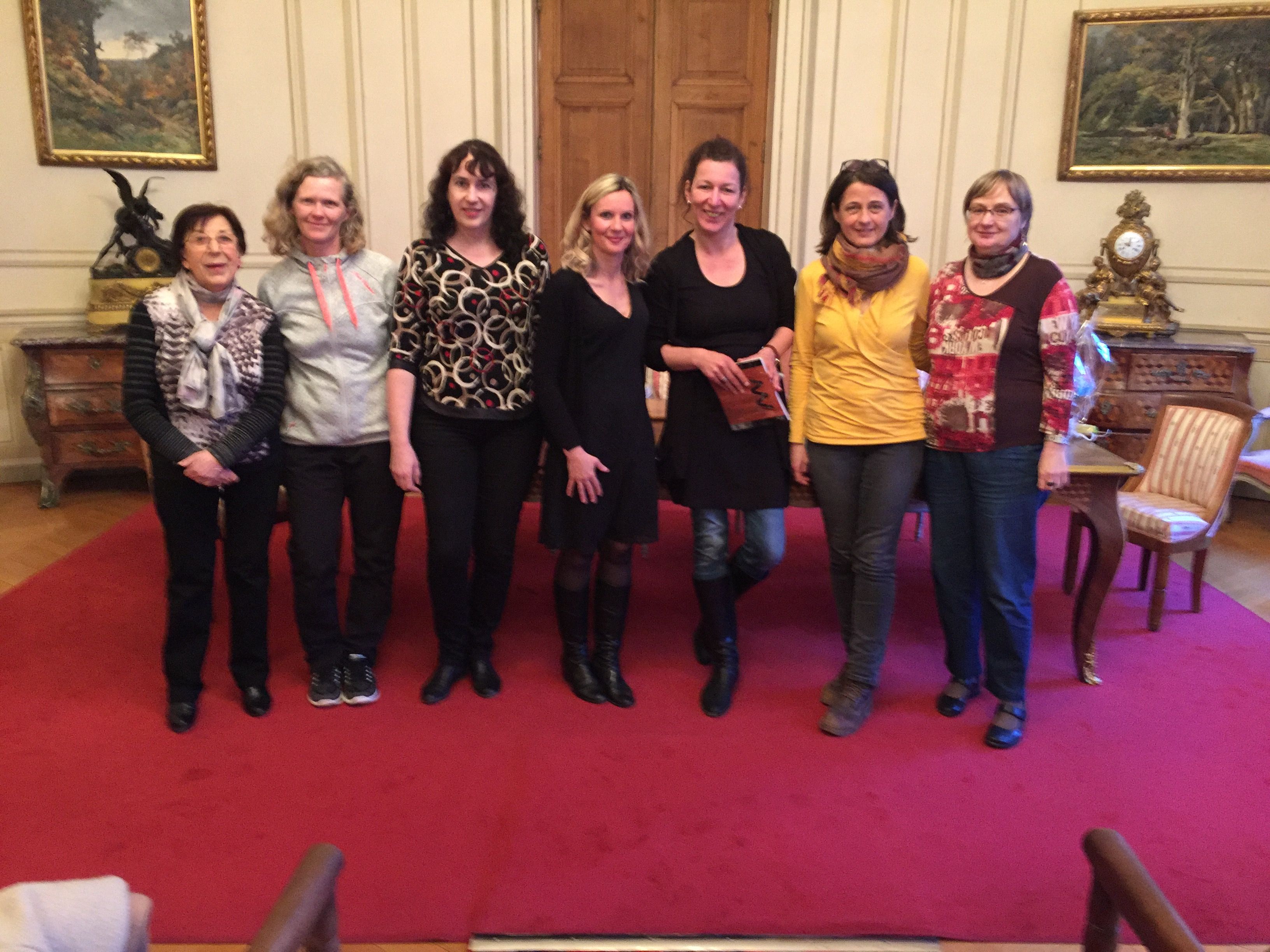 Pose des professeures et conseillères dans la salle de mariages de l'Hôtel de Ville de Melun