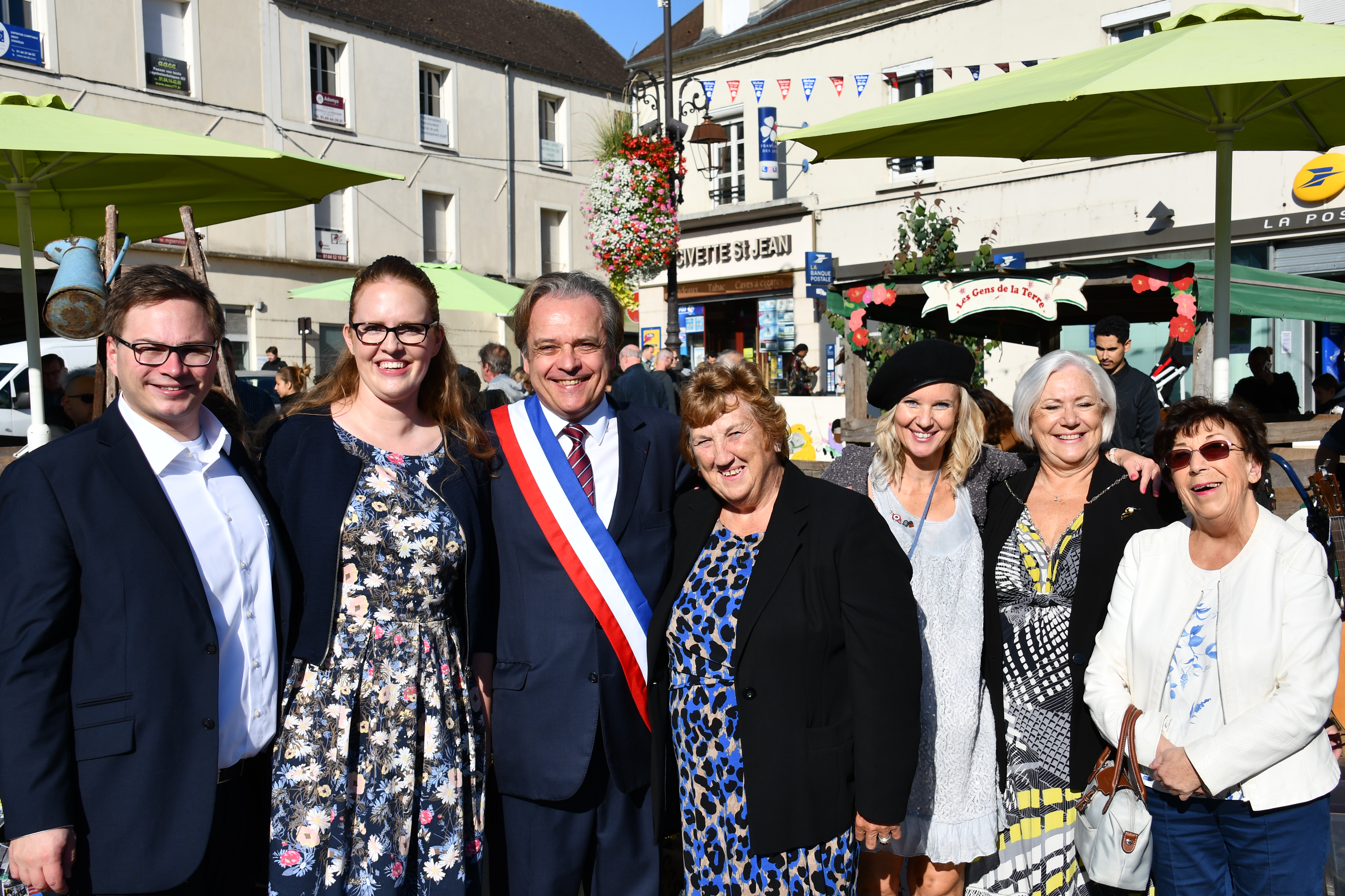 Messieurs et madame les Maires Louis Vogel (Melun), Kai Mungenast (Stuttgart-Vaihingen) et sa fiancée, Jean Pinkerton (Spelthorne) et Linda Burton, les conseillères Chrystelle Marosz et Marie-Rose Ravier dans le village du Brie - Place Saint-Jean, Melun